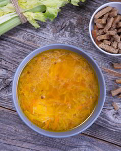 Домашний куриный суп с вермишелью и сельдереем