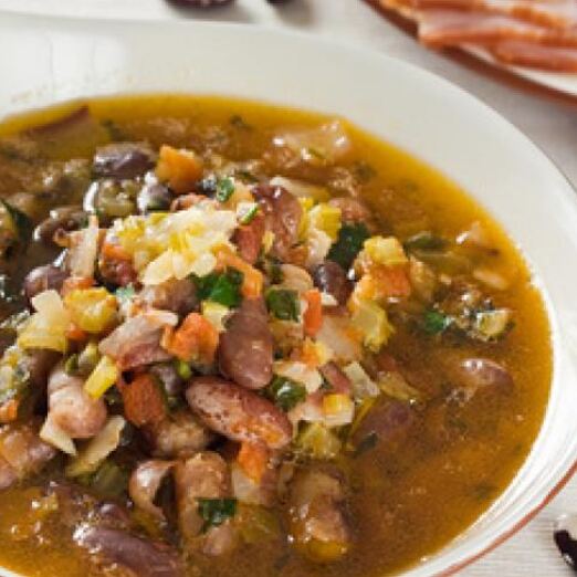 Фасолевый суп с копченостями