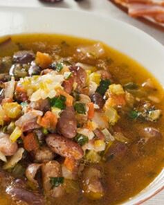 Фасолевый суп с копченостями