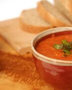 Итальянский томатный суп с хлебом