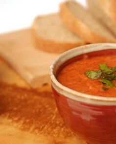 Итальянский томатный суп с хлебом