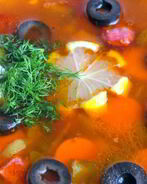 Солянка с лимоном и оливками