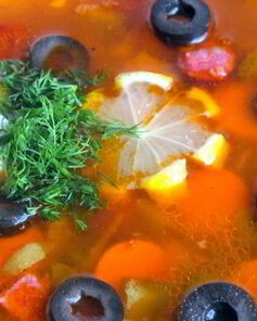 Солянка с лимоном и оливками