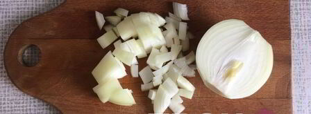 солянка второе блюдо тушенная картошка с рыбой и квашенной капустой. Шаг 2