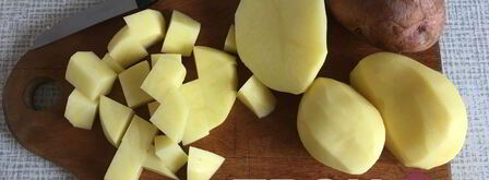 солянка второе блюдо тушенная картошка с рыбой и квашенной капустой. Шаг 3