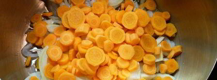 суп-пюре из чечевицы с курицей и маковыми палочками. Шаг 2