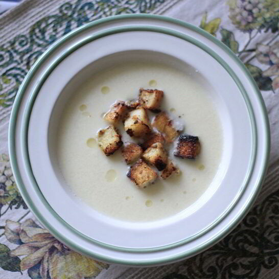 Рецепт суп-пюре из цветной капусты с горчичными гренками