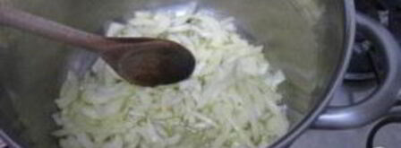 суп с помидорами, кабачками и луком. Шаг 2