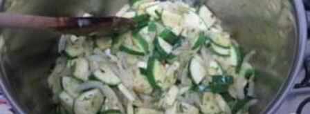 суп с помидорами, кабачками и луком. Шаг 3