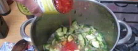суп с помидорами, кабачками и луком. Шаг 4