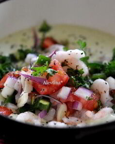 Суп с томатной сальсой, креветками и авокадо