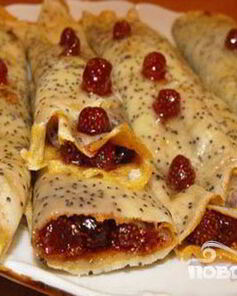 Блины маковые с земляничной начинкой