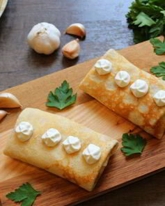 Блины с сыром, ветчиной и сметаной