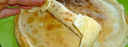 блины с творогом, обжаренные на сливочном масле. Шаг 10