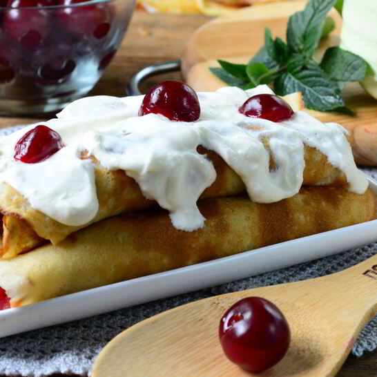 Рецепт блины с вишней под сметаной