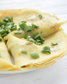 Блины с яйцом и зеленым луком