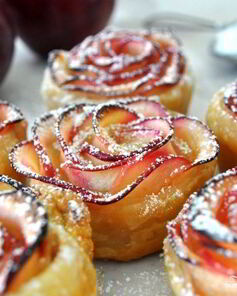 Булочки из слоеного теста и яблок