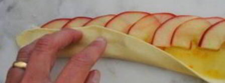 булочки из слоеного теста и яблок. Шаг 4