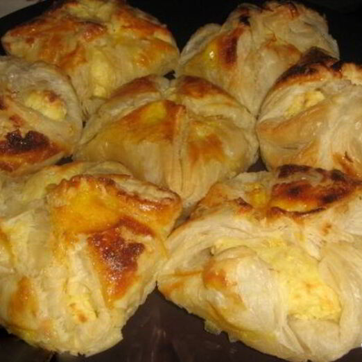 Булочки из слоеного теста с творогом