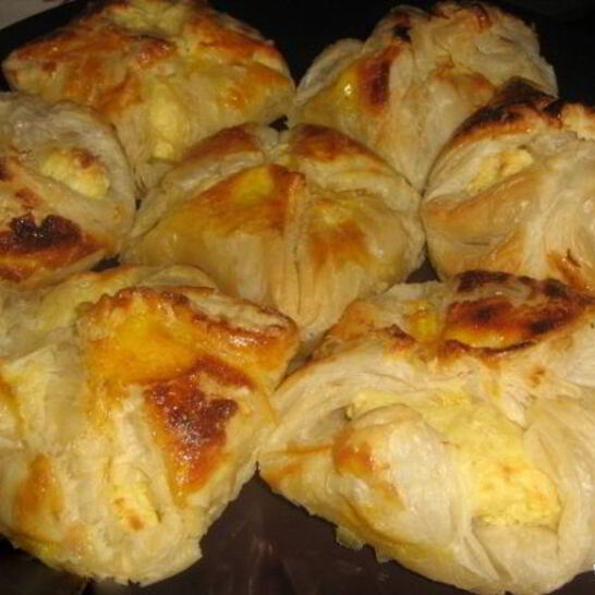 Рецепт булочки из слоеного теста с творогом