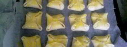 булочки из слоеного теста с творогом. Шаг 4