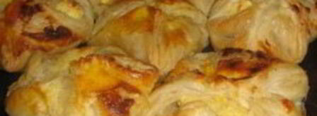 булочки из слоеного теста с творогом. Шаг 5