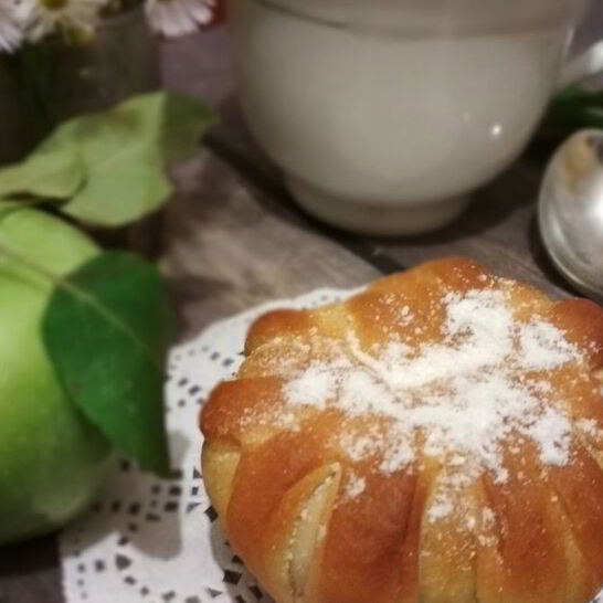Рецепт булочки с глазированными яблоками