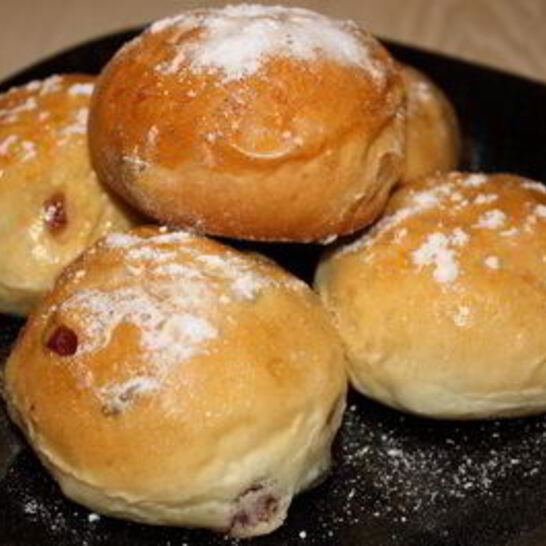 Рецепт булочки с изюмом и вишней