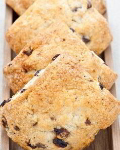 Булочки с пророщенной пшеницей, ягодами и орехами