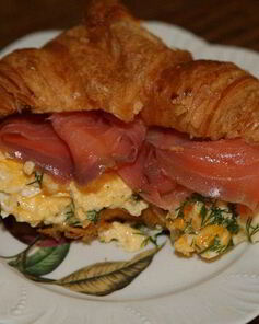 Круассаны со взбитыми яйцами, семгой и укропом