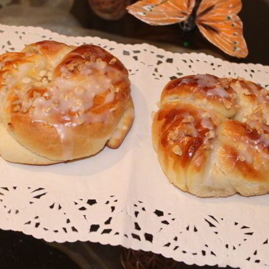 Рецепт плюшки с яблоком и сгущенкой