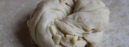 плюшки с яблоком и сгущенкой. Шаг 8