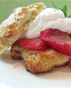 Рассыпчатые булочки на кефире с клубникой