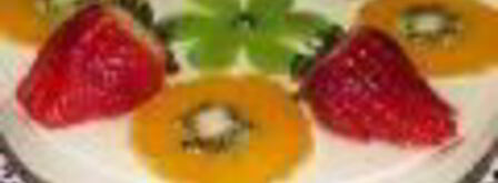 чизкейк без выпечки с сыром маскарпоне, клубникой и фруктами. Шаг 8