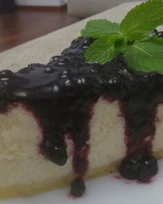 Чизкейк из творога с черничным топпингом