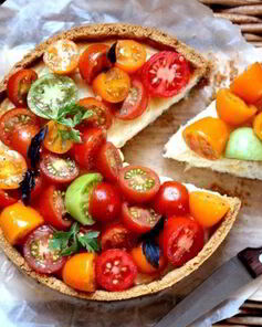 Чизкейк с сыром Джюгас и помидорным салатом