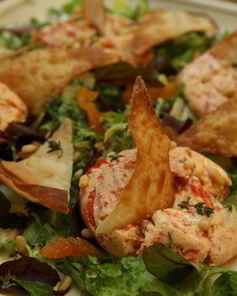 Чизкейки со сладким перцем на листьях салата