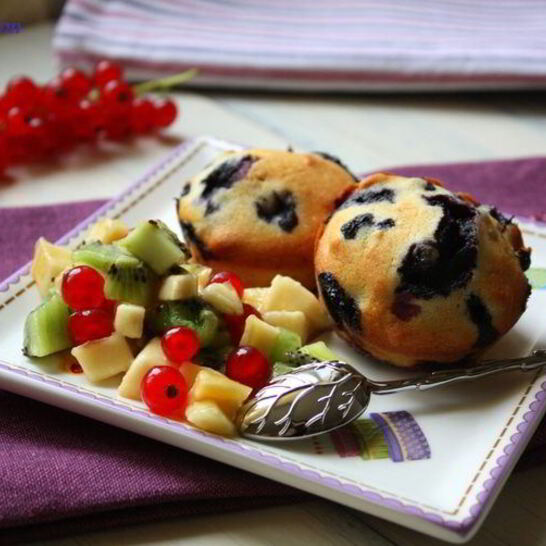 Рецепт черничные кексы с фруктовым салатом