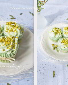 Фисташковые капкейки с малиной