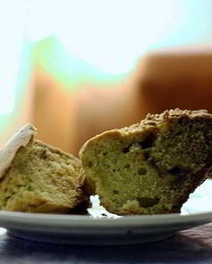 Кекс с бразильским орехом, вареньем и шоколадом