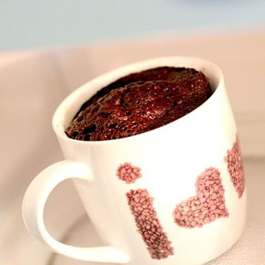 Кекс в чашке в микроволновке