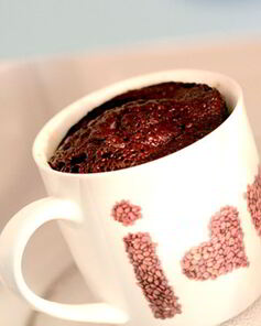 Кекс в чашке в микроволновке