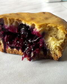 Летние кексы с малиной и черной смородиной