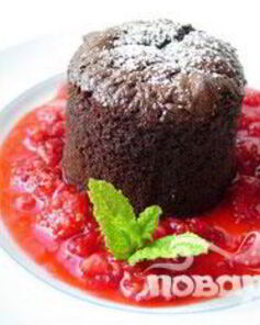 Шоколадный кекс с малиновым соусом