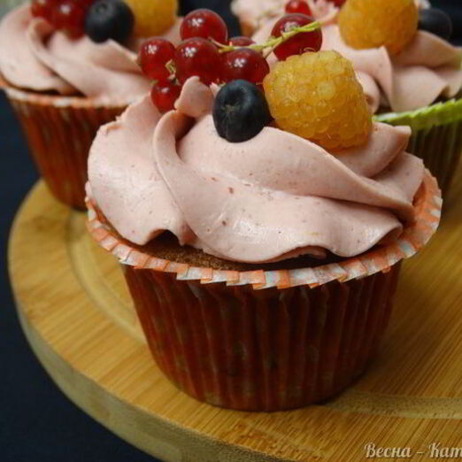 Ванильные капкейки с сублимированной малиной и клубникой