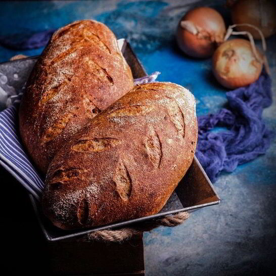 Рецепт батоны на пшеничной закваске с беконом и луком