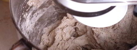 батоны на пшеничной закваске с беконом и луком. Шаг 3