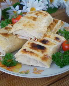 Лаваш с сыром и помидорами на костре