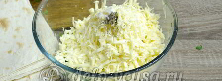 лаваш с сыром и зеленью. Шаг 2