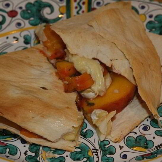 Рецепт лаваш с сыром, персиками и шнитт-луком